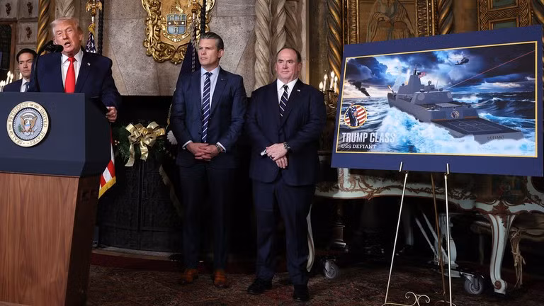 Tổng thống Mỹ Donald Trump (trái), Bộ trưởng Chiến tranh Pete Hegseth (giữa) và Bộ trưởng Hải quân John Phelan.