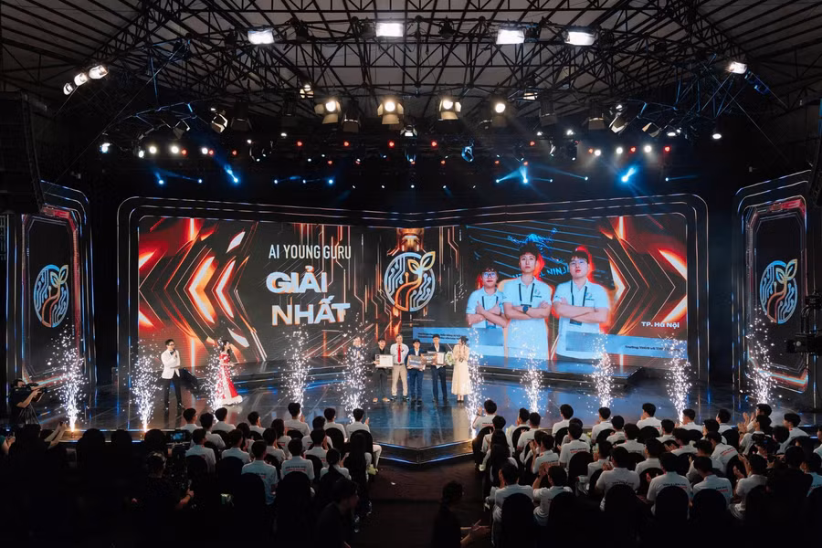 Đội Neural Ninjas (Trường THCS và THPT Dewey, Hà Nội) về nhất với dự án “Heritage Guessr”.