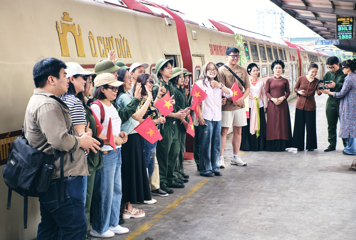 Đi chuyến tàu đoàn viên mừng 51 năm ngày thống nhất đất nước - Ảnh 4.