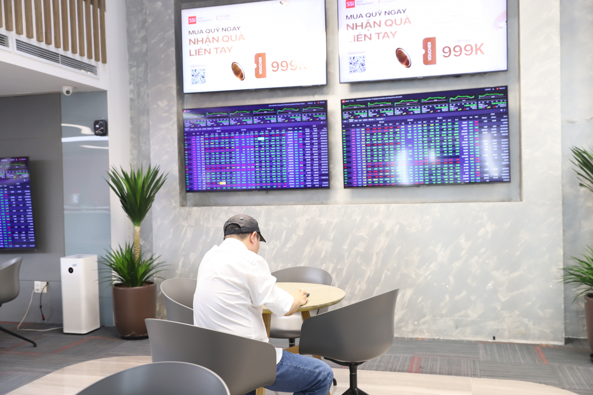 Hoàn thiện pháp lý cho giao dịch điện tử trên thị trường chứng khoán Hoàn thiện pháp lý cho giao dịch điện tử trên thị trường chứng khoán