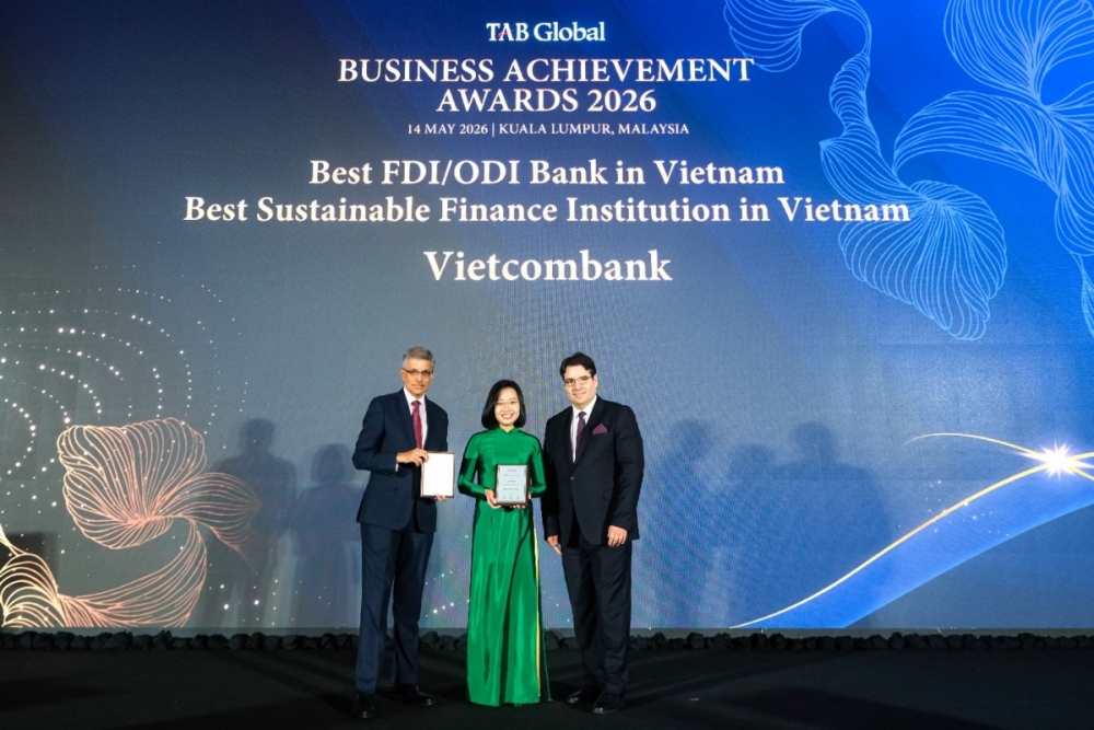 Bà Nguyễn Thùy Ninh - Giám đốc Ban Khách hàng FDI đại diện Vietcombank nhận giải thưởng Ngân hàng tốt nhất Việt Nam trong lĩnh vực FDI/ODI năm 2026 và giải thưởng Tổ chức tài chính phát triển bền vững tốt nhất Việt Nam năm 2026. Bà Nguyễn Thùy Ninh - Giám đốc Ban Khách hàng FDI đại diện Vietcombank nhận giải thưởng Ngân hàng tốt nhất Việt Nam trong lĩnh vực FDI/ODI năm 2026 và giải thưởng Tổ chức tài chính phát triển bền vững tốt nhất Việt Nam năm 2026.