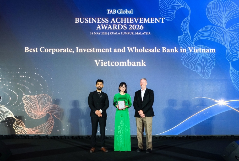 Bà Trần Phương Hiền - Phó Trưởng Phòng Giải pháp Kênh số Bán buôn đại diện Vietcombank nhận giải Ngân hàng doanh nghiệp, đầu tư và bán buôn tốt nhất Việt Nam 2026. Bà Trần Phương Hiền - Phó Trưởng Phòng Giải pháp Kênh số Bán buôn đại diện Vietcombank nhận giải Ngân hàng doanh nghiệp, đầu tư và bán buôn tốt nhất Việt Nam 2026.