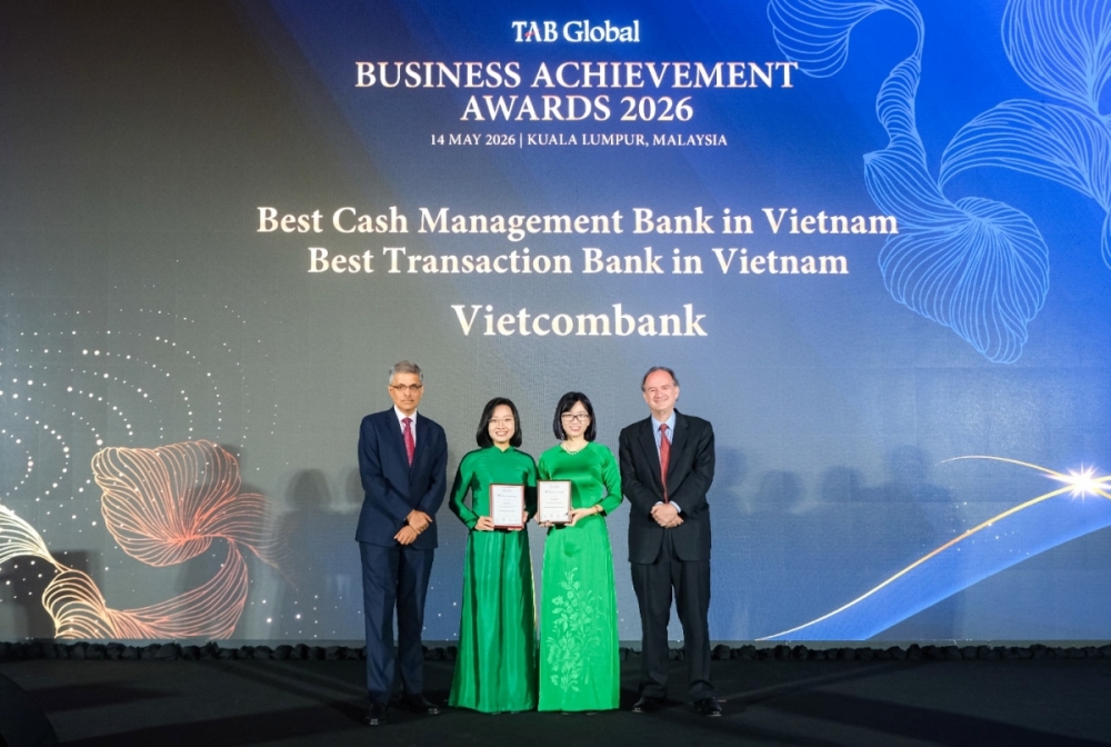 Bà Nguyễn Thùy Ninh - Giám đốc Ban Khách hàng FDI (bên trái) và bà Trần Phương Hiền - Phó Trưởng Phòng Giải pháp Kênh số Bán buôn đại diện Vietcombank nhận giải thưởng Ngân hàng giao dịch tốt nhất Việt Nam 2026 và giải thưởng Ngân hàng quản lý dòng tiền tốt nhất Việt Nam 2026. Bà Nguyễn Thùy Ninh - Giám đốc Ban Khách hàng FDI (bên trái) và bà Trần Phương Hiền - Phó Trưởng Phòng Giải pháp Kênh số Bán buôn đại diện Vietcombank nhận giải thưởng Ngân hàng giao dịch tốt nhất Việt Nam 2026 và giải thưởng Ngân hàng quản lý dòng tiền