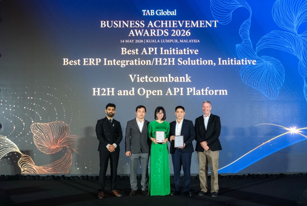 Bà Trần Phương Hiền - Phó Trưởng Phòng Giải pháp Kênh số Bán buôn Vietcombank cùng các đại diện của nhóm triển khai dự án VCB CashUp nhận giải Sáng kiến tích hợp ERP/giải pháp H2H xuất sắc nhất 2026 và Sáng kiến API xuất sắc nhất 2026. Bà Trần Phương Hiền - Phó Trưởng Phòng Giải pháp Kênh số Bán buôn Vietcombank cùng các đại diện của nhóm triển khai dự án VCB CashUp nhận giải Sáng kiến tích hợp ERP/giải pháp H2H xuất sắc nhất 2026 và Sáng kiến API xuất sắc nhất 2026.