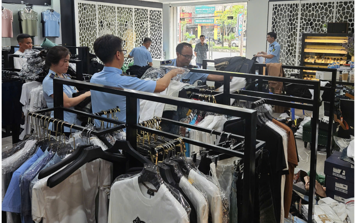 Thu giữ gần 2.000 sản phẩm thời trang nghi giả mạo nhãn hiệu