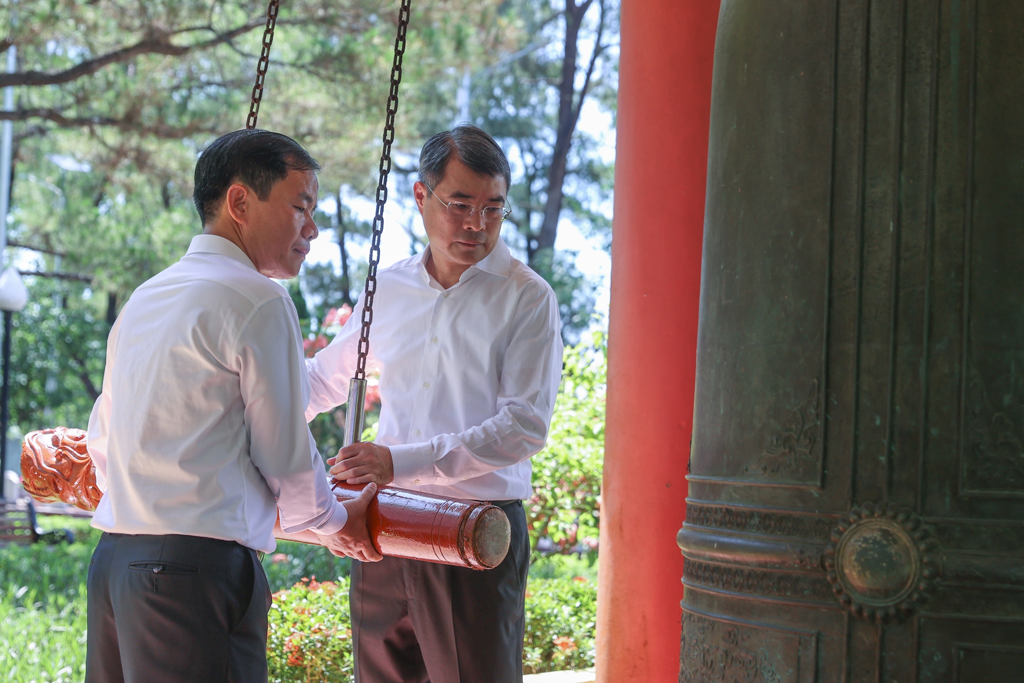 Thủ tướng Lê Minh Hưng tưởng niệm các anh hùng liệt sĩ tại các 'địa chỉ đỏ' ở Quảng Trị- Ảnh 1.