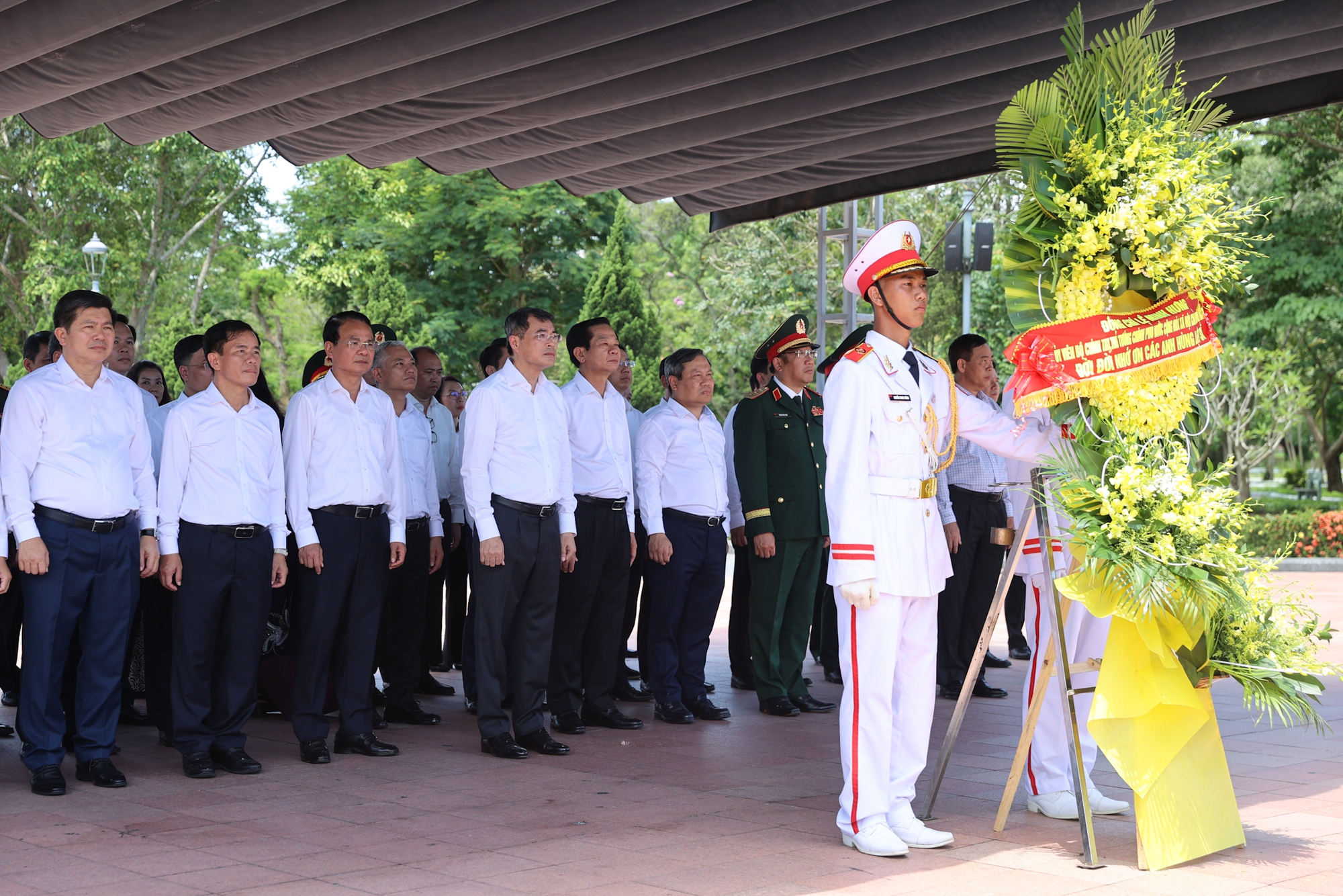 Thủ tướng Lê Minh Hưng tưởng niệm các anh hùng liệt sĩ tại các 'địa chỉ đỏ' ở Quảng Trị- Ảnh 8.