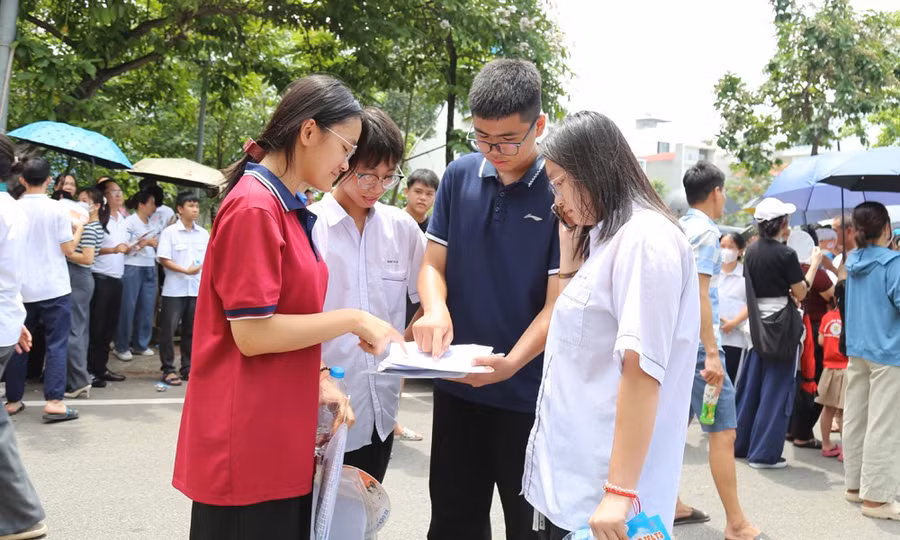 Thí sinh tại điểm thi Trường THPT chuyên Bắc Ninh (Ảnh BBN).