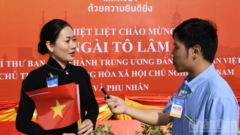 Kiều bào vui mừng, phấn khởi đón Đoàn đại biểu cấp cao Việt Nam đến Bangkok