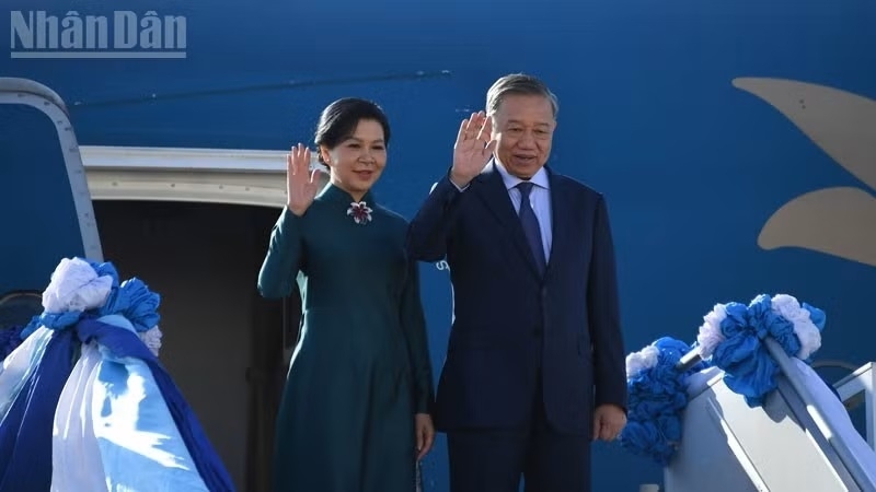 Kiều bào vui mừng, phấn khởi đón Đoàn đại biểu cấp cao Việt Nam đến Bangkok