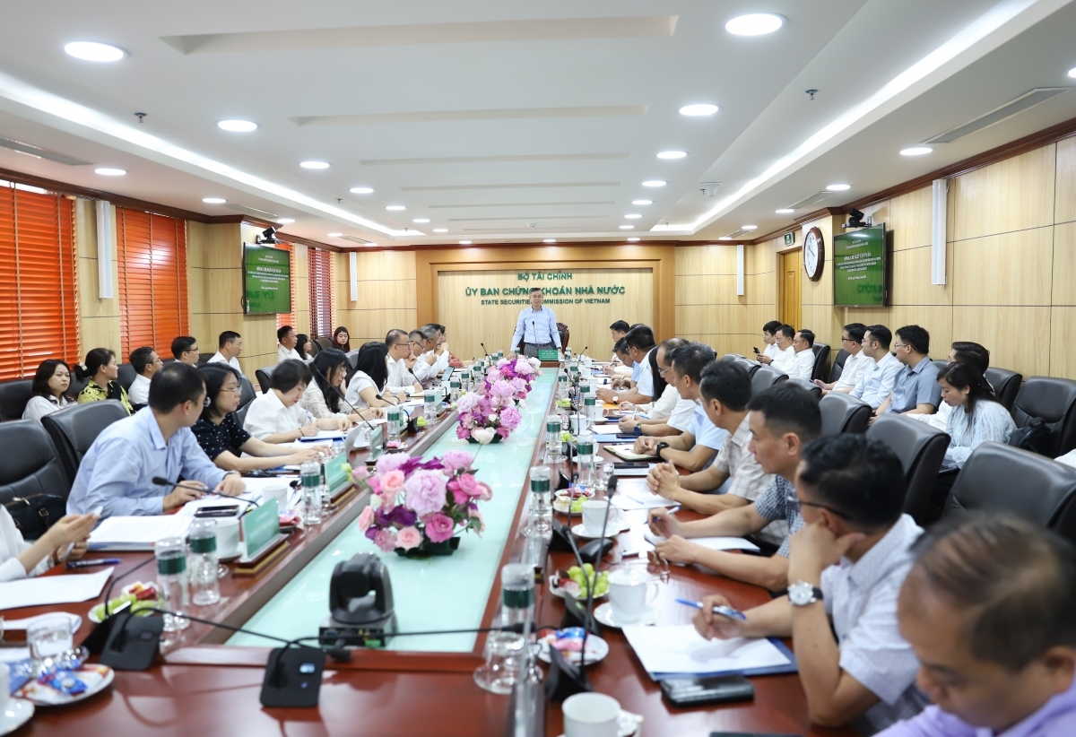 Bộ trưởng Bộ Tài chính Ngô Văn Tuấn phát biểu chỉ đạo tại buổi làm việc về công tác quản lý nhà nước đối với chứng khoán và thị trường chứng khoán. Bộ trưởng Bộ Tài chính Ngô Văn Tuấn phát biểu chỉ đạo tại buổi làm việc về công tác quản lý nhà nước đối với chứng khoán và thị trường chứng khoán.