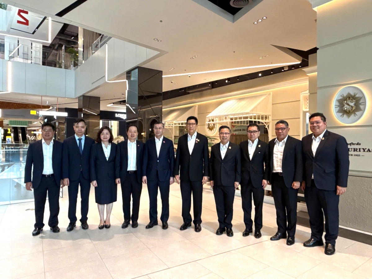 Bộ trưởng Bộ Tài chính Việt Nam Ngô Văn Tuấn, Phó Thủ tướng kiêm Bộ trưởng Tài chính Thái Lan Ekniti Nitithanprapas cùng đại diện các đơn vị 2 bên chụp ảnh lưu niệm. Bộ trưởng Bộ Tài chính Việt Nam Ngô Văn Tuấn, Phó Thủ tướng kiêm Bộ trưởng Tài chính Thái Lan Ekniti Nitithanprapas cùng đại diện các đơn vị 2 bên chụp ảnh lưu niệm.