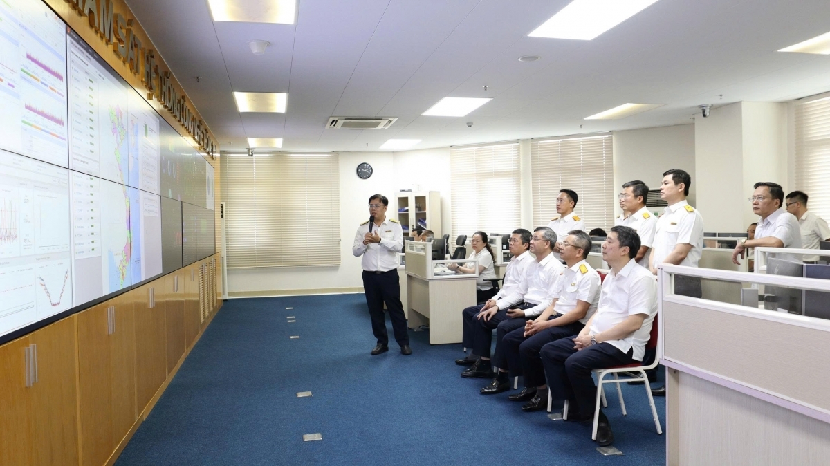 Bộ trưởng Ngô Văn Tuấn thăm trung tâm điều hành Ban Công nghệ, chuyển đổi và tự động hoá. Bộ trưởng Ngô Văn Tuấn thăm trung tâm điều hành Ban Công nghệ, chuyển đổi và tự động hoá.