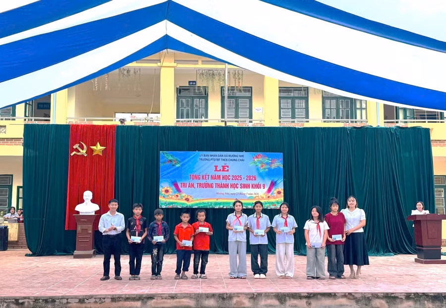 Thầy giáo Nguyễn Văn Quynh - Hiệu trưởng nhà trường (ngoài cùng bên trái) trao quà, động viên học sinh nỗ lực vượt khó. thcs-chung-chai-db-3.jpg
