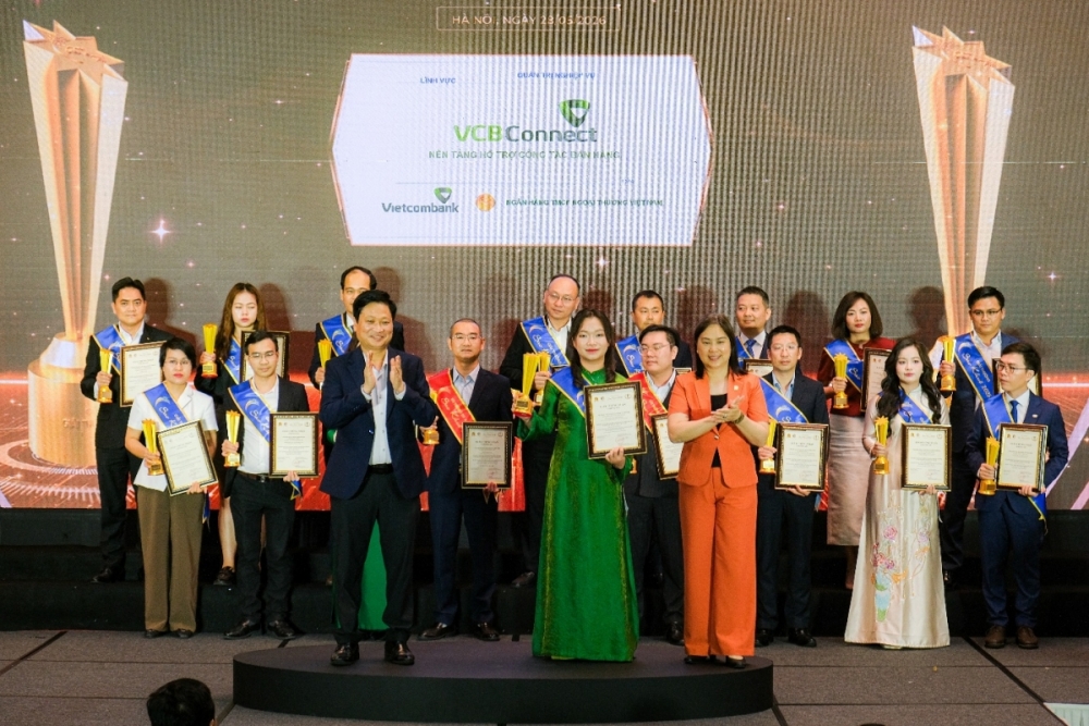 Đại diện Vietcombank, bà Nguyễn Thị Thanh Huyền - Phó Trưởng phòng Thiết kế và phát triển, Trung tâm Ngân hàng số nhận giải thưởng Sao Khuê 2026 cho nền tảng VCB Connect. Đại diện Vietcombank, bà Nguyễn Thị Thanh Huyền - Phó Trưởng phòng Thiết kế và phát triển, Trung tâm Ngân hàng số nhận giải thưởng Sao Khuê 2026 cho nền tảng VCB Connect.