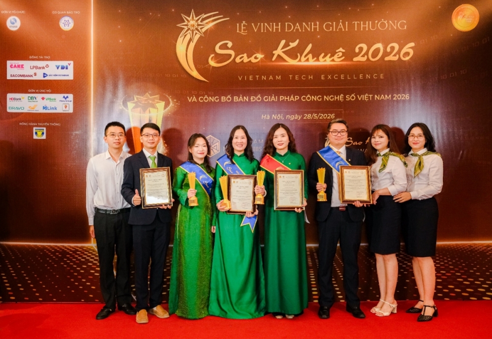 Đại diện các giải pháp xuất sắc đạt giải Sao Khuê 2026 của Vietcombank gồm VCB GovPay, VCB OneQR, VCB Open Banking và VCB Connect chụp ảnh lưu niệm tại lễ vinh danh. Đại diện các giải pháp xuất sắc đạt giải Sao Khuê 2026 của Vietcombank gồm VCB GovPay, VCB OneQR, VCB Open Banking và VCB Connect chụp ảnh lưu niệm tại lễ vinh danh.