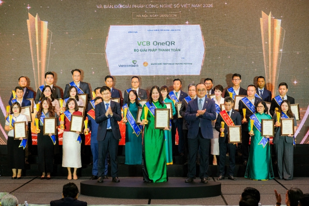 Đại diện Vietcombank, bà Trần Thị Liên Hằng - Phó Trưởng phòng Phát triển Kênh số & Đối tác nhận giải thưởng Sao Khuê 2026 dành cho giải pháp VCB OneQR. Đại diện Vietcombank, bà Trần Thị Liên Hằng - Phó Trưởng phòng Phát triển Kênh số & Đối tác nhận giải thưởng Sao Khuê 2026 dành cho giải pháp VCB OneQR.