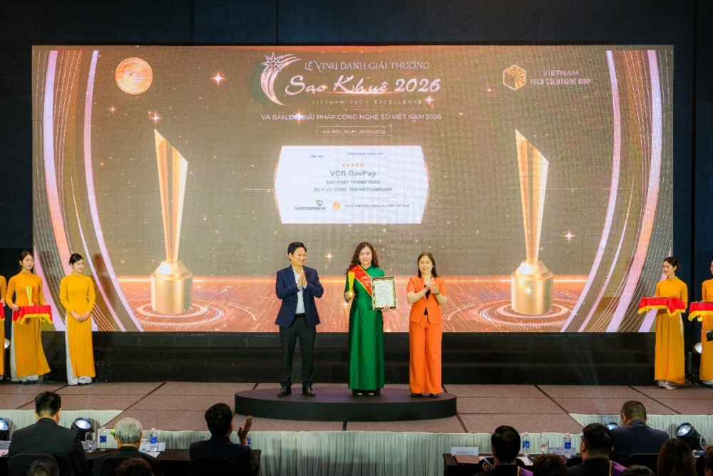Đại diện Vietcombank, bà Đinh Phương Thu Hà - Giám đốc Ban Khách hàng Doanh nghiệp nhận cúp và chứng nhận xếp hạng 5 sao dành cho giải pháp VCB GovPay. Đại diện Vietcombank, bà Đinh Phương Thu Hà - Giám đốc Ban Khách hàng Doanh nghiệp nhận cúp và chứng nhận xếp hạng 5 sao dành cho giải pháp VCB GovPay.