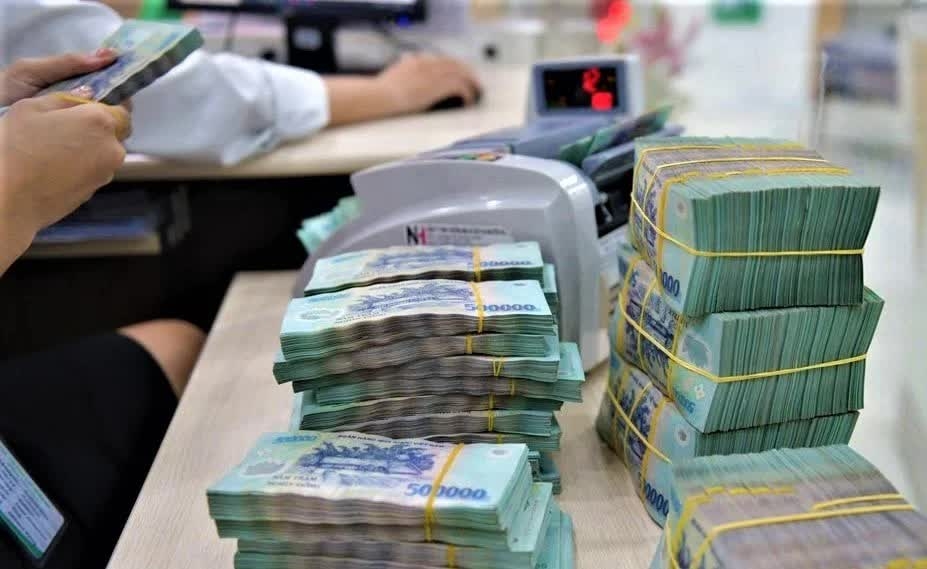 Tiền gửi dân cư lập đỉnh, vì sao lãi suất vẫn khó hạ?