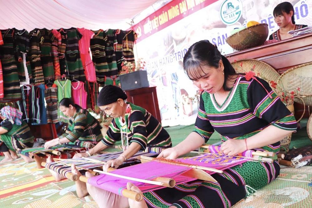 Khai thác lợi thế bản địa để giảm nghèo bền vững Giảm nghèo