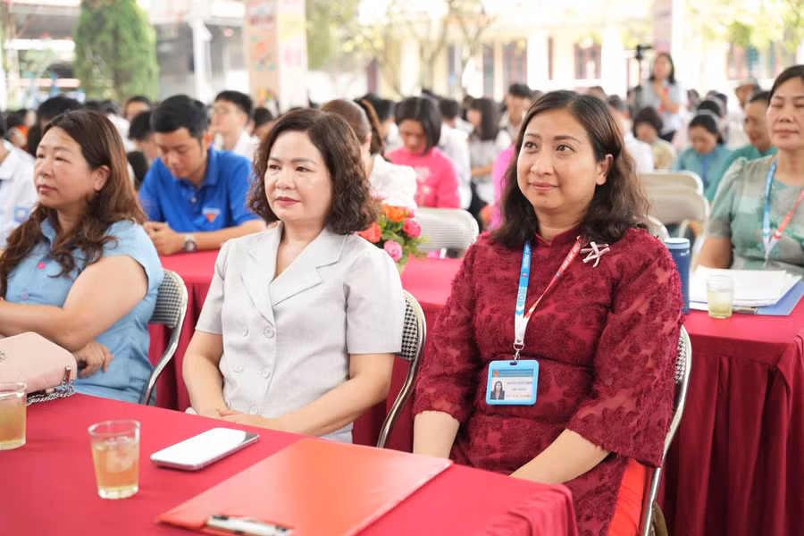 Bà Nguyễn Tuyết Chinh (ngoài cùng bên phải) – Hiệu trưởng Trường THPT Cao Lộc. cao-loc-2.jpg