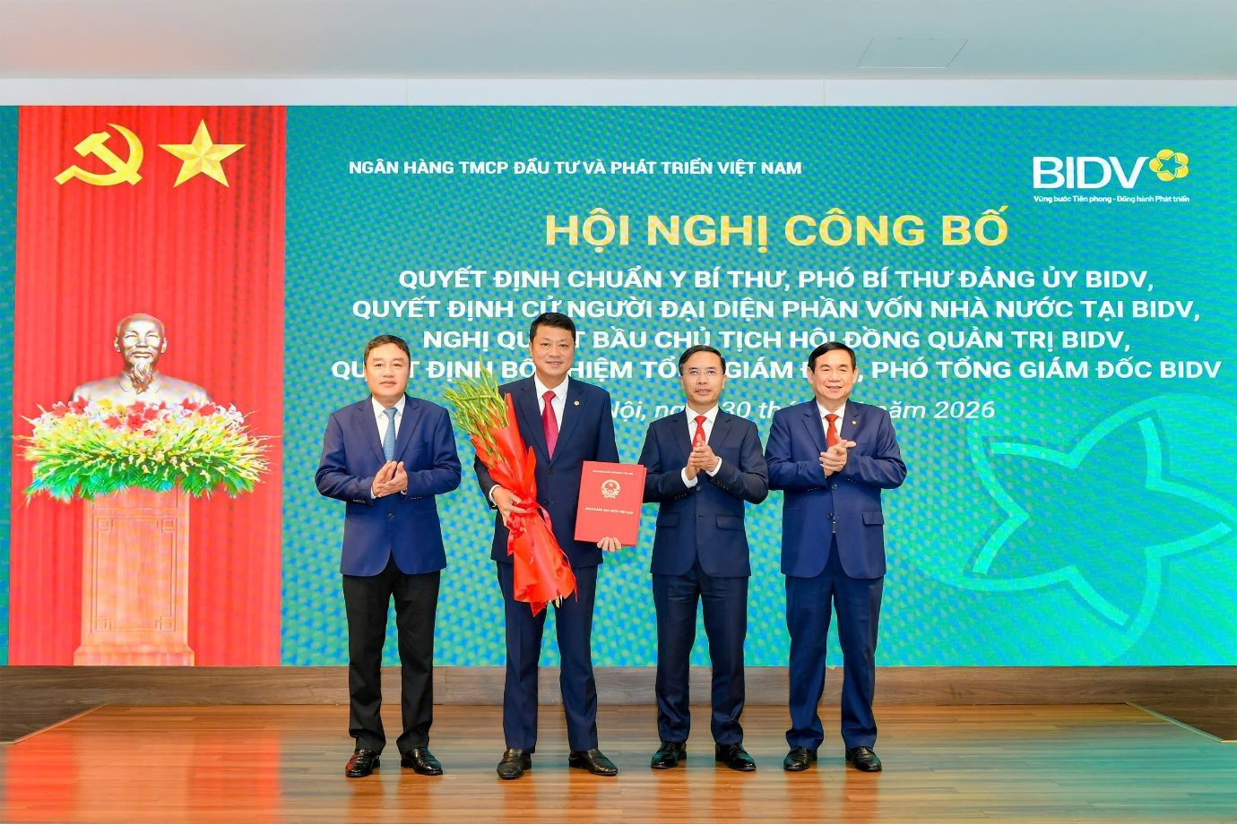 30.6-2-thong-doc-pham-duc-an-du-hoi-nghi-cong-bo-cac-quyet-dinh-nhan-su-cap-cao-va-nguoi-dai-dien-phan-von-nha-nuoc-tai-bidv.jpg