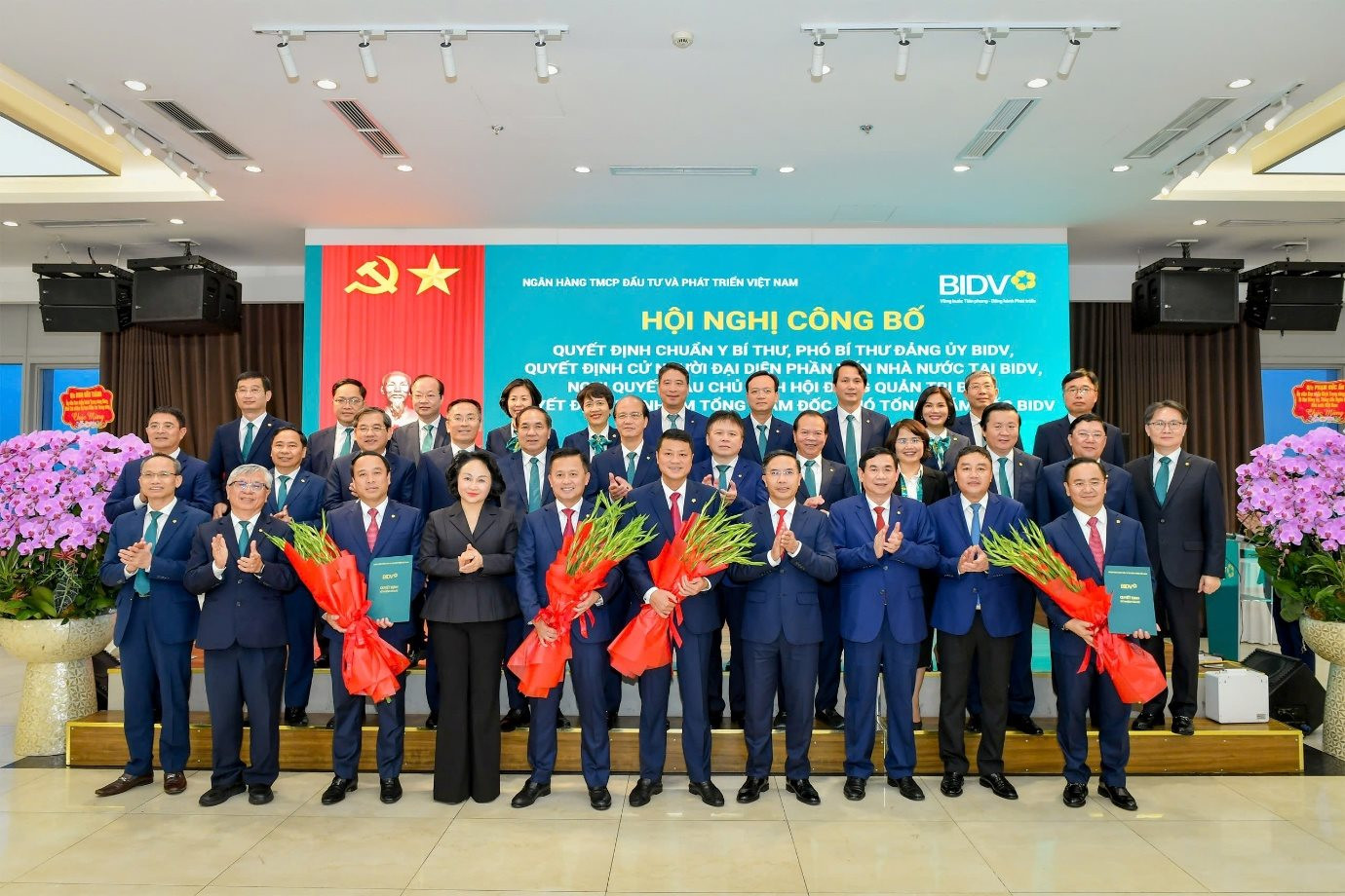 30.6-7-thong-doc-pham-duc-an-du-hoi-nghi-cong-bo-cac-quyet-dinh-nhan-su-cap-cao-va-nguoi-dai-dien-phan-von-nha-nuoc-tai-bidv.jpg