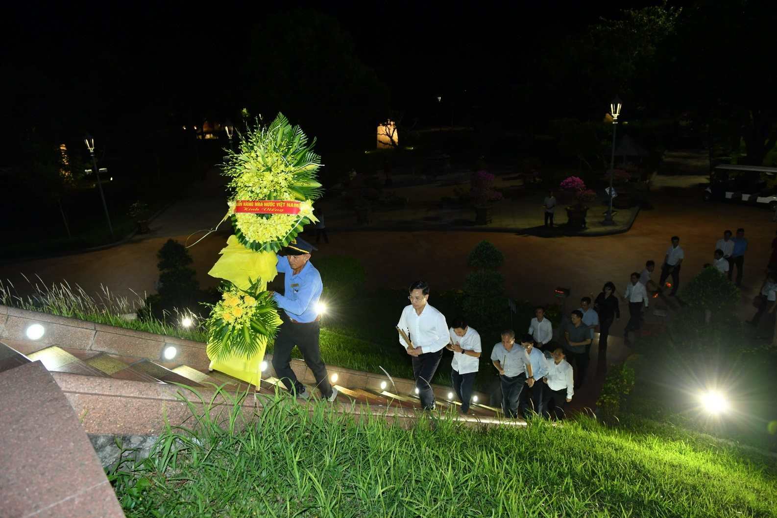 12.7-1-nganh-ngan-hang-tri-an-cac-anh-hung-liet-si.jpg