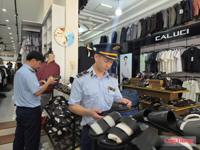 Cán bộ Chi cục Quản lý thị trường tỉnh Lạng Sơn kiểm tra hàng hóa tại một cơ sở kinh doanh. Ảnh: Văn Thi