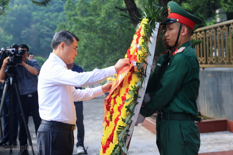 Thủ tướng Chính phủ dâng hoa tại Nghĩa trang Liệt sĩ Trung tâm tỉnh Lào Cai - Ảnh: VGP/Nhật Bắc