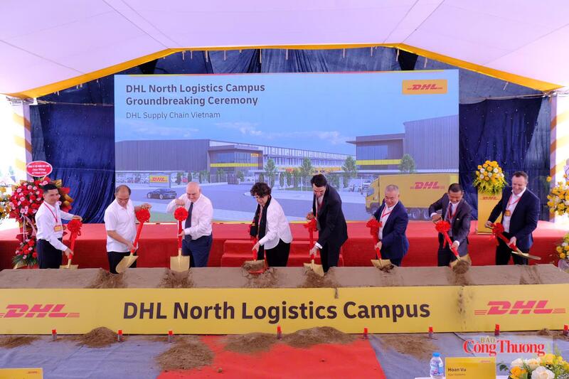 Các đại biểu thực hiện Nghi thức khởi công dự án Khu phức hợp Logistics DHL North Logistics Campus. Ảnh: Lê An