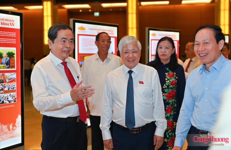 Chủ tịch Quốc hội Trần Thanh Mẫn cùng các đại biểu đã tham quan triển lãm “Hoạt động giám sát của Quốc hội khóa XVI: Từ định hướng chiến lược đến hành động thực tế”.