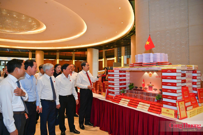 Chủ tịch Quốc hội Trần Thanh Mẫn cùng các đại biểu đã tham quan triển lãm “Hoạt động giám sát của Quốc hội khóa XVI: Từ định hướng chiến lược đến hành động thực tế”.