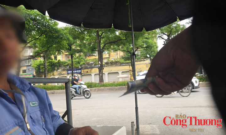 Nhân viên thu tiền tại cổng chợ.