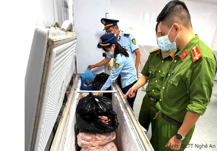 Lực lượng Quản lý thị trường Nghệ An phối hợp với lực lượng công an kiểm tra các cơ sở kinh doanh