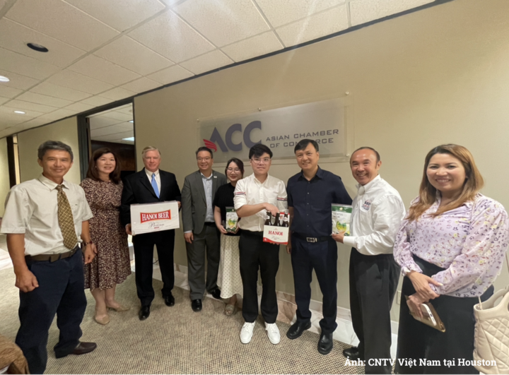 Các đại biểu chụp hình lưu niệm sau tọa đàm.