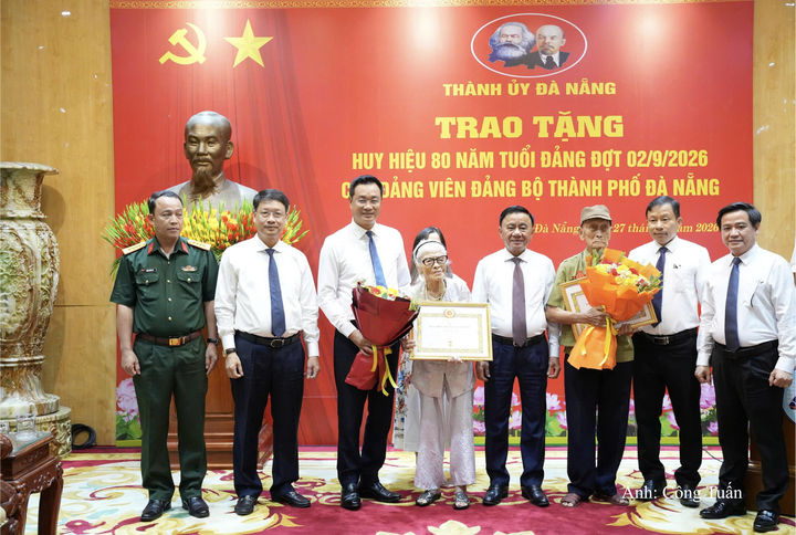 Ủy viên Bộ Chính trị, Thường trực Ban Bí thư Trần Cẩm Tú và lãnh đạo Thành ủy Đà Nẵng tặng hoa chúc mừng 2 đảng viên lão thành Hồ Văn Lang và Nguyễn Thị Hữu
