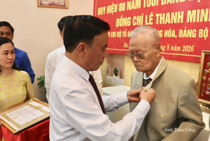 Ủy viên Bộ Chính trị, Thường trực Ban Bí thư Trần Cẩm Tú trao tặng Huy hiệu 80 năm tuổi Đảng cho đảng viên lão thành Lê Thanh Minh