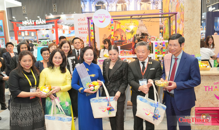 Phó Thủ tướng Chính phủ Phạm Thị Thanh Trà, Thứ trưởng Bộ Văn hóa, Thể thao và Du lịch Hồ An Phong tham quan gian hàng giới thiệu sản phẩm, dịch vụ tại ITE HCMC 2026.