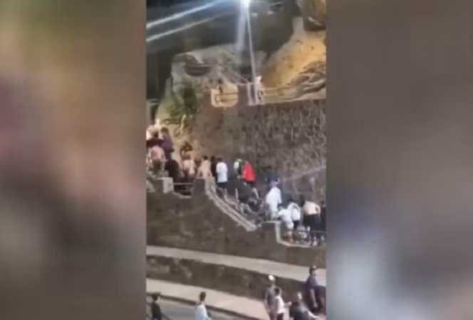 Cư dân Ceuta biểu tình, phá dỡ các trại của người di cư, ngày 27/8/2026.