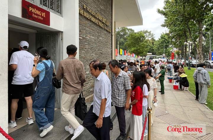 TP. Hồ Chí Minh đón 1,71 triệu du khách, thu 4.900 tỷ đồng dịp lễ - 1
