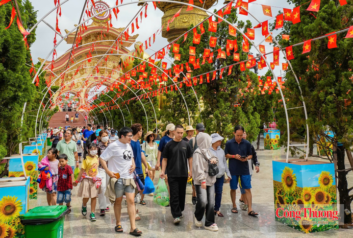 Đông đảo người dân và du khách tham quan tại các điểm du lịch, vui chơi ở TP. Hồ Chí Minh dịp lễ Quốc khánh 2/9.
