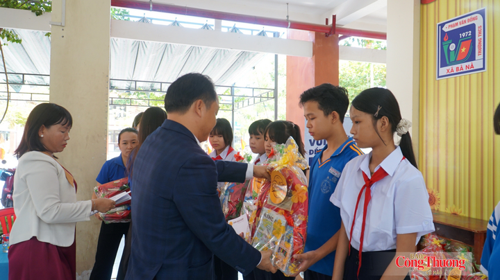 Trao quà và tiền mặt cho các em học sinh Trường THCS Bà Nà.