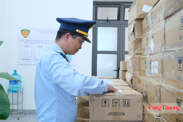 Lực lượng chức năng tiến hành niêm phong hàng hóa vi phạm.