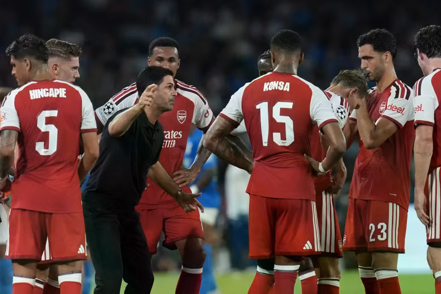 HLV Mikel Arteta cùng Arsenal giành trọn 3 điểm trong chuyến làm khách trên sân Napoli. Ảnh: AP. arsenal-3.jpg