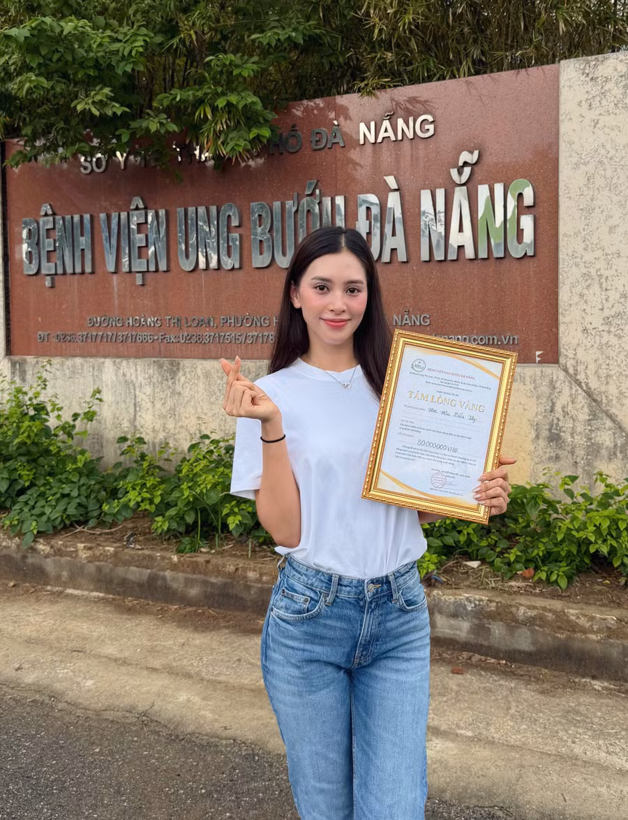 Hoa hậu Tiểu Vy về quê, trao 50 triệu đồng cho bệnh nhân ung thư. tieu-vy.jpg