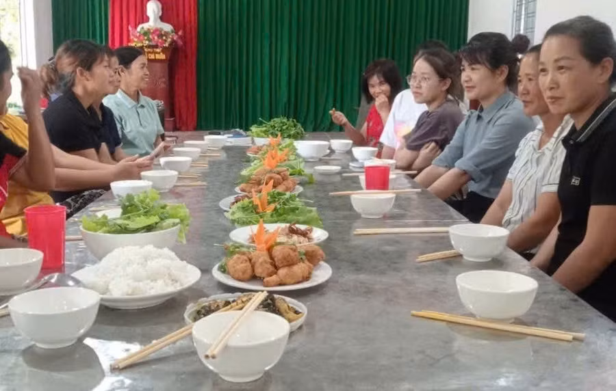 Lớp học được tổ chức ngay trong không gian nhà văn hóa. nghe-3.jpg