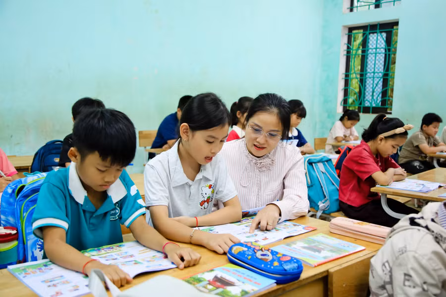 Học ngoại ngữ cần giao tiếp nhiều nhưng các em học sinh DTTS lại hay ngại ngùng.