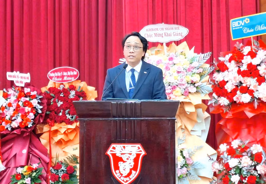 TS Phan Lê Chung, Phó Hiệu trưởng Phụ trách Trường ĐH Nghệ thuật Huế phát biểu chào mừng năm học mới. z8287052834443-1d823e52a19ec7637f13ce13d65fb9da.jpg