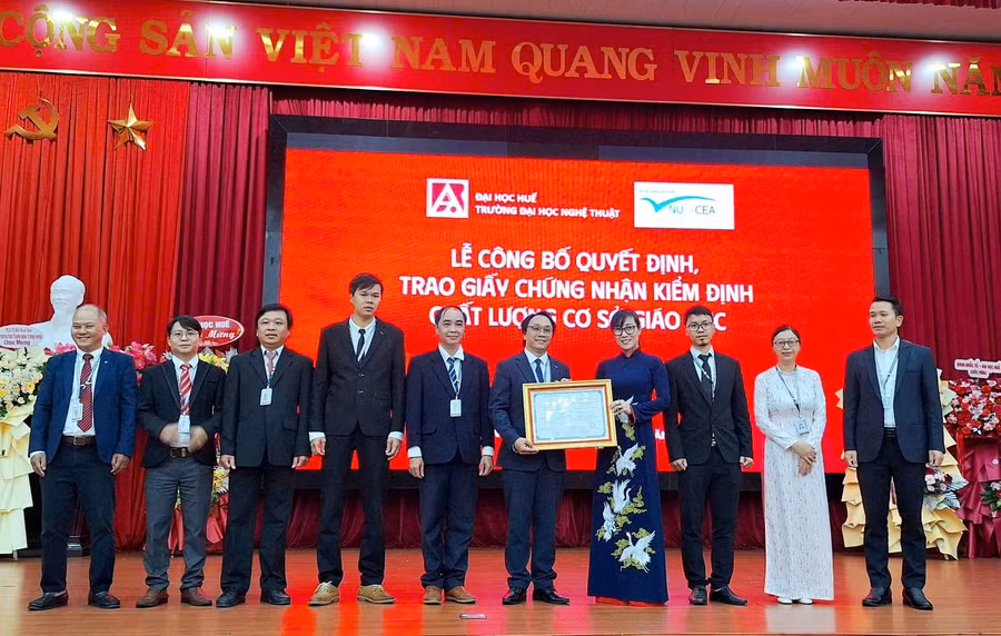Đại diện nhà trường nhận Giấy chứng nhận kiểm định chất lượng giáo dục từ Trung tâm Kiểm định chất lượng giáo dục – ĐHQG Hà Nội. z8286744581603-5e7d5738471dcc98f9058858381fb676.jpg